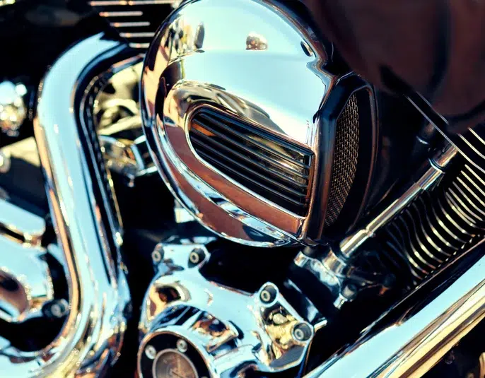 Verchromte Metalloberflächen eines Motorradmotors – Symbolbild für G 15 Untersuchung bei Chrom(VI)-Exposition
