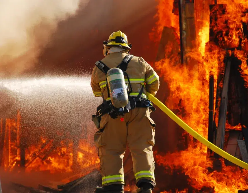 Feuerwehrmann mit Atemschutzgerät im Brandeinsatz – Symbolbild für G 26 Untersuchung bei Tätigkeiten mit Atemschutz