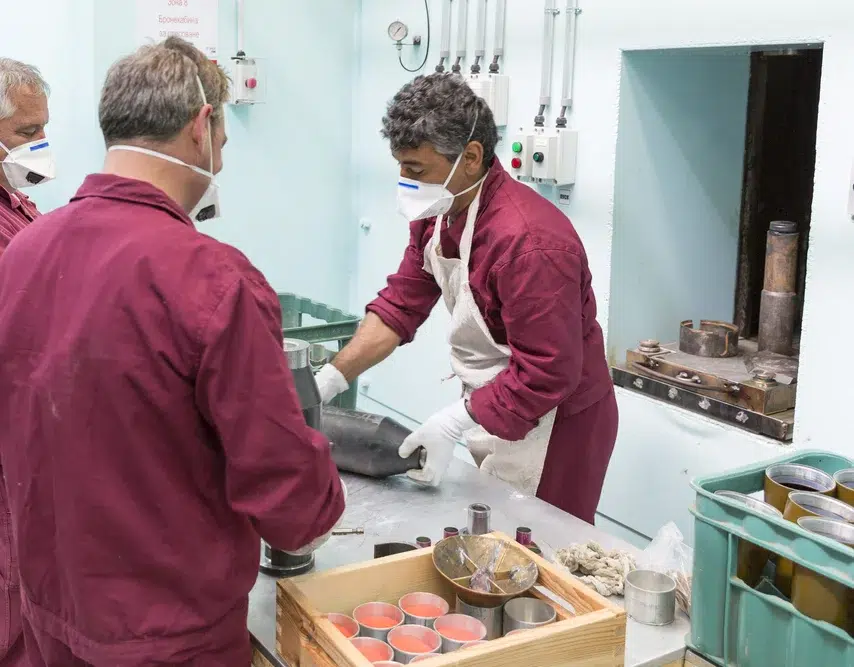 Arbeiter mit Atemschutzmasken im Labor – Symbolbild für G 33 Untersuchung bei aromatischen Nitro- oder Aminoverbindungen